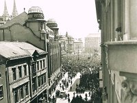 Zagreb, 11. svibnja 1945. godine. Dolazak građana i vojske na Glavni gradski trg gdje će se održati veliki miting oslobođenja grada i zemlje.jpg